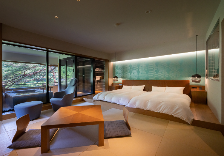 三館三様の趣。「生きた歴史」と「現代に合わせた快適さ」の共存 積善館は、趣の異なる3つの建物で構成されています。現存する中では日本屈指の歴史ある木造湯宿で、湯治文化を今に伝える「本館」。桃山様式の建築美を誇り、登録有形文化財にも指定されている「山荘」。そして高台に佇み、森林や竹林とともに静かで快適な空間を届ける「佳松亭」。これらを一体として運営し、お客様の多様な滞在スタイルに寄り添うことが私たちの役割です。歴史の重みを感じさせながらも、時代に合わせたおもてなしを柔軟に行なうことで、日常の喧騒を忘れて、心身ともにリフレッシュできる至高の空間を整えています。