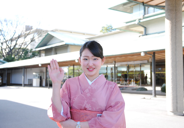 単身寮は月7,000円～。生活費を抑えながら働くことができます 単身寮の寮費は、月7,000円～で、間取りが6畳（板の間付き）です。寝具貸与、エアコン、Wi-Fi完備、バストイレ共同の設備があり、生活に十分な環境が揃っています。無料駐車場も完備されており、マイカー持ち込みが可能。勤務地までは送迎があり、近隣のコンビニまで徒歩10分。ナガシマリゾートの施設内にアウトレット（ショッピングモール）、コンビニエンスストア、自動車道のパーキングエリアがあり、生活に必要なものは不自由なく揃えることができます。また従業員食堂もあるので生活費を抑えられるメリットがあります。