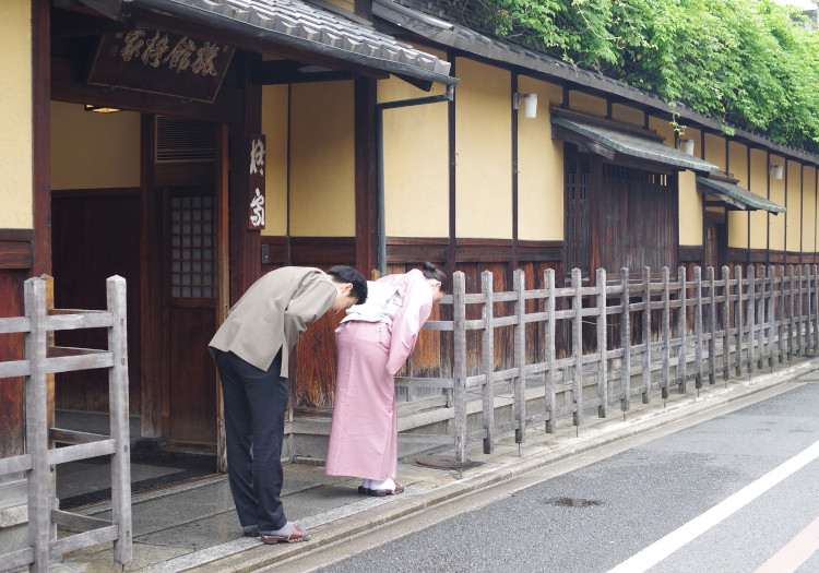 唯一無二の経験と幅広い教養を身に付けることが可能です 京都を代表する老舗旅館として、国内はもとより海外でも名高い「柊家」。だからこそ、ここでしかできない唯一無二の経験ができ、幅広い教養を身に付けることが可能です。もちろん、職務に関わるお稽古や研修を行なうなど、働きながら成長できるようサポート体制もしっかりと整えています。また、時代に即した新しい取り組みを積極的に取り入れたり、スタッフ同士で意見を出し合ったりなど、風通しの良い職場づくりにも力を入れています。働きながらあなたご自身にも磨きをかけ、柊家ならではの特別な体験をお客様にご提供してください。