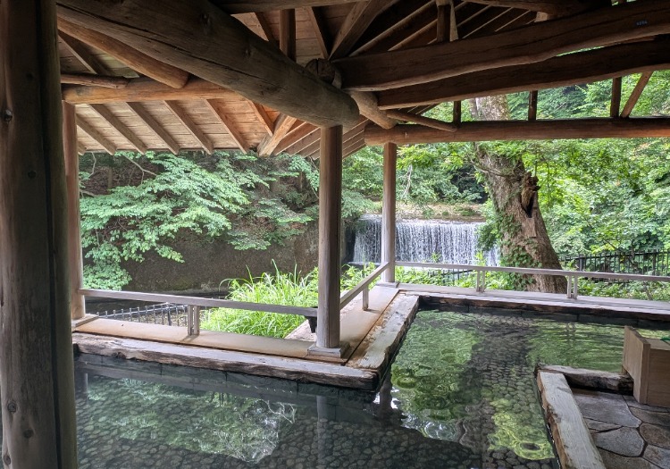 奈良時代にまで遡り、何百何千年と流れ続けている四万温泉 私たちにとって欠かせない存在である四万温泉。四万温泉という名前は、この湯が「四万の病を癒す霊泉である」とする伝説に由来しています。四万温泉の起源は諸説ありますが、一説では奈良時代の征夷大将軍である坂上田村麻呂が四万の地で入浴したことから始まったといわれています。四万温泉は新潟県の川底から湧き出る天然かけ流しの温泉で、源泉の数は42箇所も存在しております。湯量は毎分1,600リットルを誇り、ナトリウム・カルシウムを豊富に含む泉質から、古くから「日本三大胃腸病の湯」の一つと称され、あわせて「美肌の湯」としても親しまれています。