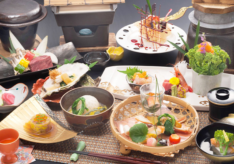 6種類のKAISEKIは、同業からも褒められるほどの評判です！ お客様のご要望に合わせて6種類のKAISEKIをご用意しています。一番人気なのは日光ひきあげ湯波と季節の食材を堪能できる「若菜」というコース。このほか料理長が厳選した豪華食材を使った「葵」、造里・台の物・油物が揃ったボリュームたっぷりの「松風」や「美味しいところをちょっとずつ」味わえる小食美食プランの「夕霧」など、さまざまなコースをご用意しています。実は板前スタッフの1人は「日光星の宿の料理が美味しいと聞いて、調理技術を上げたくて入社した」と言うほど、同業からの評価も高いのです。