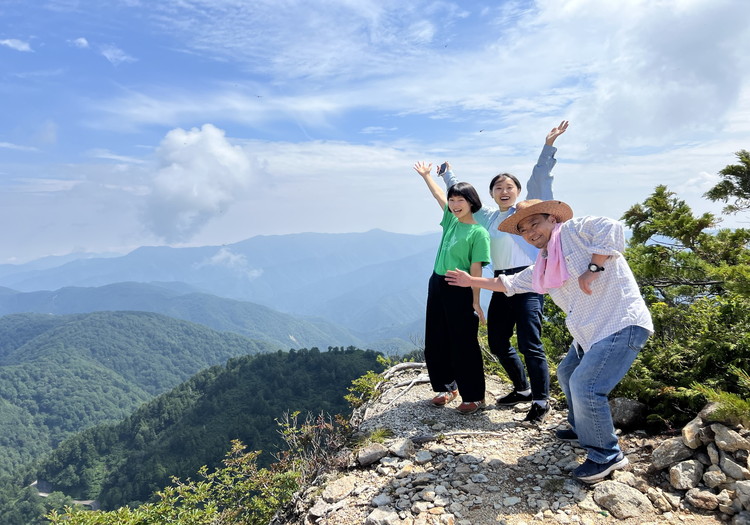 飛騨高山での暮らしを応援！U･I･Jターン希望者も大歓迎しています。 高山に根差す地元企業だからこそ、「高山で暮らしたい！」という想いを持つ方を大歓迎しています。仕事だけに限らず、存分にこの地を楽しんでいただきたいと考え、1K月額5,000円から利用できる単身寮や家族寮を完備。職場まで徒歩5分かつ、コンビニ・スーパー・薬局・ホームセンターなどが徒歩／自転車圏内にある好立地にありますので、はじめての一人暮らしの方でも安心してご入居いただけます。同エリアでは非常に格安になっており、頑張って働いた分は貯金やプライベートに充てるなど、新生活への期待も膨らみます！