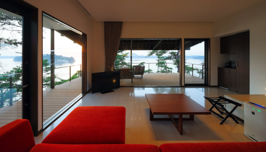 進化を続ける3つのリゾート施設で、あなたの個性を自由に発揮。 絶景が自慢の「ホテル竜宮」、天空に浮かぶような「天空の船」、そして全室スイートの「天ノ寂」。有限会社竜宮が展開する施設は、それぞれ独自の個性を放っています。私たちは伝統を大切にしながらも、常に新しい感動を提供するために変化し続けています。だからこそ、スタッフ一人ひとりの自由な発想や意見を大切にする風土があります。将来的にマネージャーとして運営に携わりたい方や、特定の分野を極めたい方など、一人ひとりの目標に合わせたキャリアパスが描けます。天草の未来を彩る一員として、共に輝きませんか。