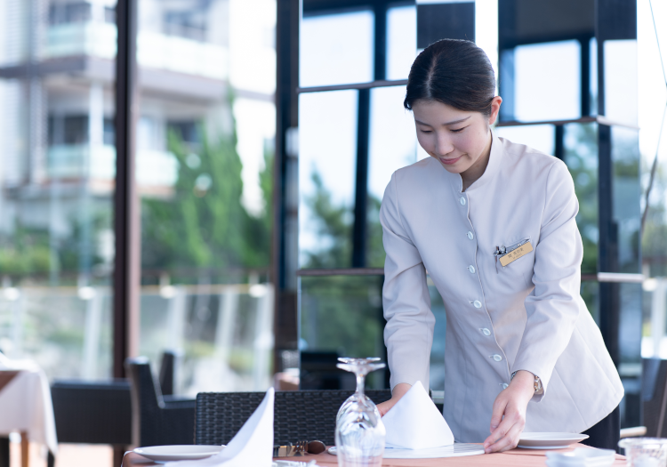 未経験からプロへ。温かい仲間と着実に成長できる教育体制。 新しい環境に飛び込むのは勇気がいりますが、有限会社竜宮なら心配いりません。現在活躍しているスタッフの中にも、未経験からスタートした仲間がたくさんいます。入社後は3カ月の試用期間を設け、先輩たちが丁寧に寄り添いながら仕事の流れを教えていくので、自分のペースで着実にスキルを身につけることが可能です。分からないことがあれば、すぐに誰かに相談できるアットホームな雰囲気が当社の魅力の一つ。一歩ずつ、お客様に感動をお届けできるおもてなしのプロへと成長していく喜びを、ぜひここで実感してください。