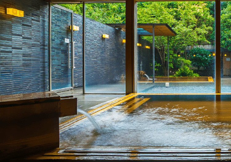 日本三大美肌の湯の1つである嬉野温泉の湯と、佐賀食材を使った美しい料理 「水明荘」「和多屋別荘」にある大浴場、内湯、露天風呂などは全て、自家源泉から直接温泉を注いでいます。泉質は美肌に良いといわれる無色透明の重曹泉。ぬめりのある湯が特徴で、高いナトリウムの重曹成分が石鹸のように汚れを洗い流し、つやのある美肌が期待されるといわれています。またお出しする料理の品々は、有明海や玄界灘を中心に水揚げされる新鮮で旬な海の幸、佐賀牛や若楠豚、四季折々の地産の野菜などを使用しています。「水明荘」では、美しいこれらの料理を佐賀ならではの有田・唐津の器を使ってご提供しています。
