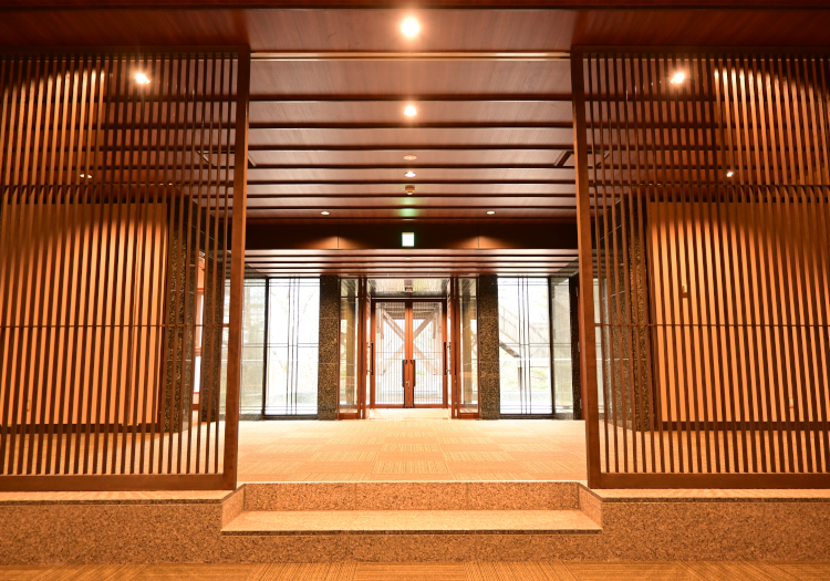 働く環境を整え、現場の頑張りをしっかりサポート。 ホテル・旅館事業をはじめ、不動産事業や貿易、販売などさまざな事業を行なう当社。多事業展開ならではの安定した経営基盤が魅力の一つです。会社の成長はスタッフの力があってこそ。当社では、現場のスタッフが最高のパフォーマンスを発揮できるよう、働く環境の整備に力を入れています。安定した給与設定に公休9日と、収入も自分の時間もしっかり確保できます。さらに、箱根薫風は月2万円の住宅手当あり、月3万～・家電付き社宅もご用意しています。山映閣はオープニングスタッフとして全員が同じスタートなので未経験でも安心です！