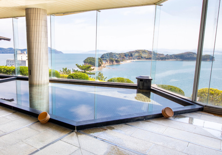 全国に20施設以上展開！それぞれの魅力を活かしたおもてなし 今回、当グループ運営の4施設にて、責任者や支配人候補、
総合職を募集。人気リゾート地、淡路島の雄大な海を目の前に、海の幸も楽しめる「洲本温泉海月館」。美人の湯として知られる温泉と夕陽の絶景が人気の「和歌山加太シーサイドホテル加太海月」。大自然に面し、新緑から雪景色まで、四季により違う景色を味わえる「サンリバー大歩危」。そして、大切な人と手を繋いで歩くと願いが叶うと言われている小豆島のエンジェルロードと瀬戸内海の海を一望できる「天空ホテル海廬」。絶好のロケーションで、訪れるお客様を迎えませんか？