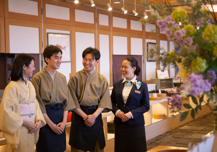 U・Iターン歓迎！社員にも好評な連休制度でプライベートも充実 当社運営のホテルでは、ホテル業界では珍しい連休制度を導入。年に2回、4連休を取得できます。友人やご家族と予定を合わせて、まとまったお休みがないと難しい海外旅行などにも行けちゃいます！もちろん、グループ施設利用の際は社員割引が使えるので、普段おもてなしを提供している分、お得に非日常とおもてなしでリフレッシュしてください！また全施設において、社員寮・借り上げ賃貸あり！共有部なしでプライバシーも確保、バズトイレ別の1Kで月19,000円～と格安のため、遠方の方でもぜひ安心してご応募ください。