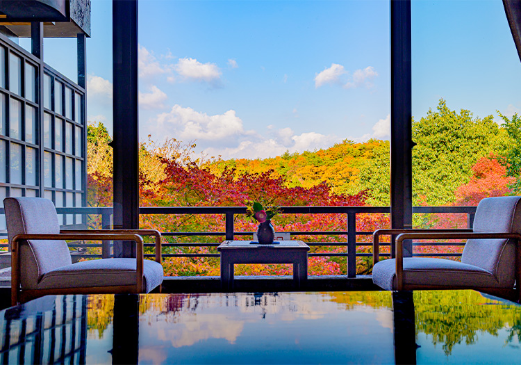 昇給・賞与あり！完全週休2日！スタッフが生活しやすい環境を整えています 自然に囲まれた山里にある当館では、スタッフが働きやすい環境を整えています。完全週休2日制（月9日休）、年間休日は108日としっかり休める環境です。旬の素材を使った美味しいまかないを従業員食堂で安く食べられます。駐車場は無料なのでマイカー・バイク通勤もOK。産前産後・育休休暇の取得や復帰実績があり、長く働くことができます。勤続5年以降は退職金制度も整えています。また、実力に応じて昇給が可能で、月10,000円の昇給実績があります。賞与年2回、入社年次に関係なくしっかり実力を評価してくれる職場です。