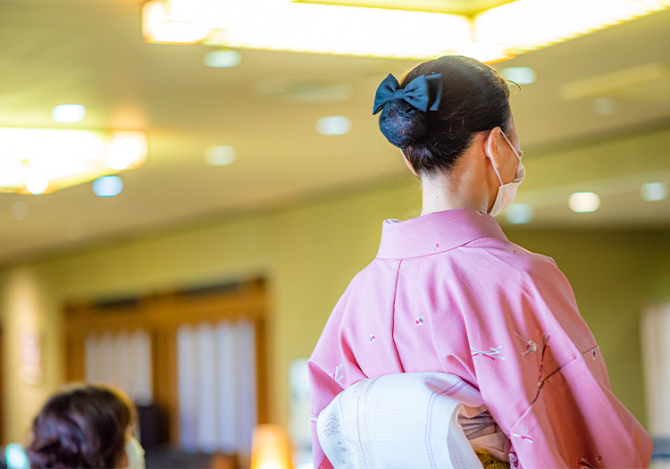 月5000円の単身寮、月15000円の社宅あり。コンビニまで徒歩5分 当館では月5,000円の単身個室寮と、月15,000円の社宅を用意しています。寮にはキッチン・トイレ・お風呂が付いているのですぐに入居できますよ。社宅には家族での入居が可能です。マイカー通勤ができ、無料駐車場を利用できます。もちろん自転車、バイク通勤もOK。山の景色を見ながら通勤できますよ。寮の近くには、徒歩5分で行けるコンビニエンスストアがあり、食料などのちょっとしたものなら買いに行ける便利な立地です。単身個室寮や社宅が整っているので、すぐに新しい仕事にチャレンジできる環境です。
