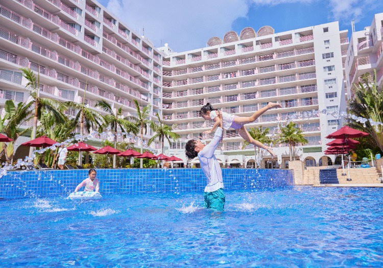 「ちむぐくる」の思いで創造する、沖縄観光の新たな未来 当社には、創業以降ずっと大切にしている「ちむぐくる」という言葉があります。「ちむぐくる」は直訳すると、真心や思いやりといった意味になりますが、当社ではこの言葉をより掘り下げて考えた上で、経営理念の中心に据えています。心の底から相手を思いやる気持ちを持ち、それを行動で示すこと。沖縄の歴史・文化に誇りを持ち、自然を守り続けること。そして、何事にも挑戦することです。沖縄が持つ素晴らしい海や自然に感謝し、沖縄とともに生き、沖縄とともに挑戦を続けたいという、熱い思いを持った仲間をお待ちしております。