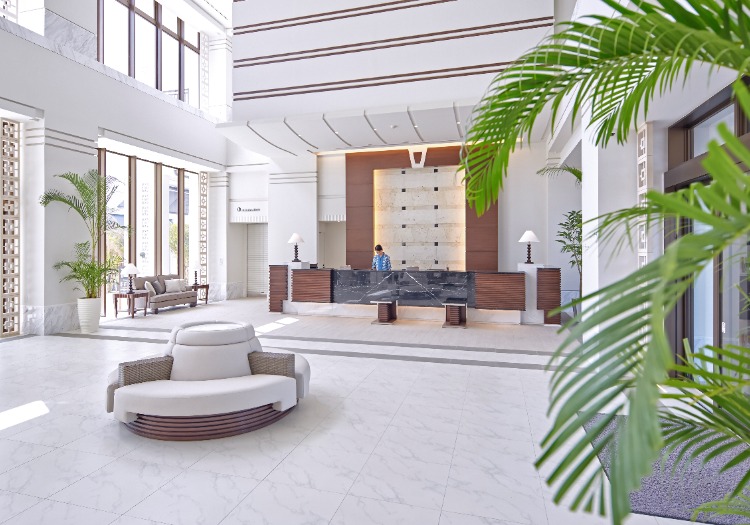 沖縄県から「暮らすように滞在できるリゾートホテル」を展開 当社は沖縄県北部エリア中心に、我が家のように暮らせる居心地の良いリゾートホテルの展開を続けております。中でも本部町の地域は当社と密接に携わっており、当社が運営するホテルが多数存在しております。例えば「ホテルマハイナ ウェルネスリゾートオキナワ」は『Fun！Fun！Kids！』をキャッチコピーに時代を超えて愛されるファミリーホテルです。隣接する「アラマハイナ コンドホテル」は『わたし色のやんばるステイ』をキャッチコピーに「暮らすようなリゾートステイ」を存分に堪能いただけるホテルです。