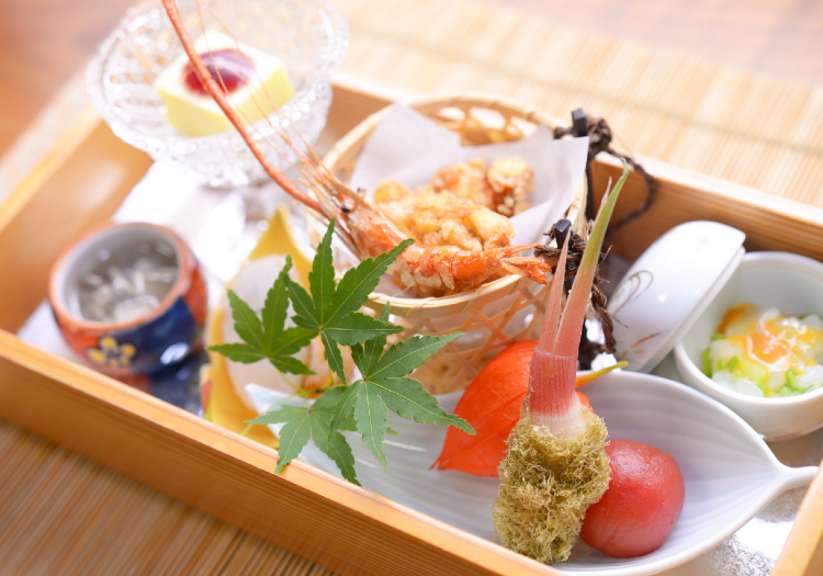 食事付・新築寮完備！充実の福利厚生でお迎えします。 お客様はもちろん、スタッフにも気持ちよく過ごせる空間を提供したいと考えています。そのため当社では、昇給・賞与各年1回に自由度の高い中抜けありの勤務形態を導入。収入を得ながら時間を有効に使える環境があります。さらに、新築の単身個室寮は月20,000円で利用可能、広さ10畳～12畳でテレビやWi-Fi設備も完備しており、最寄りのコンビニまでは車で5分と便利な立地です（玄　箱根強羅）。そのほか、賄い付きでマイカー通勤OK。自社施設の割引があるうえ勤務前後の利用も可能など、福利厚生が充実しています。