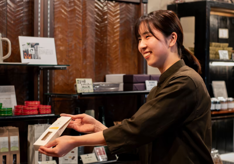 豊かな感性が磨かれる場所。お客様一人ひとりに合わせた「自分流」の接客 株式会社山水閣では、自分らしいおもてなしを大切にしています。那須の静かな時間の中で、お客様が何を求めているのかを考え、自分なりに工夫して提供する喜び。それは、この仕事ならではの醍醐味です。例えば、記念日のお客様にそっとお祝いの言葉を添えるような、小さくても心のこもった配慮が、大きな感動に繋がります。あなたの優しさが、お客様にとっての忘れられない旅の思い出になるはずです。経験よりも、目の前の方を笑顔にしたいという純粋な気持ちを、私たちは何よりも尊重し、しっかりとサポートしていきます。