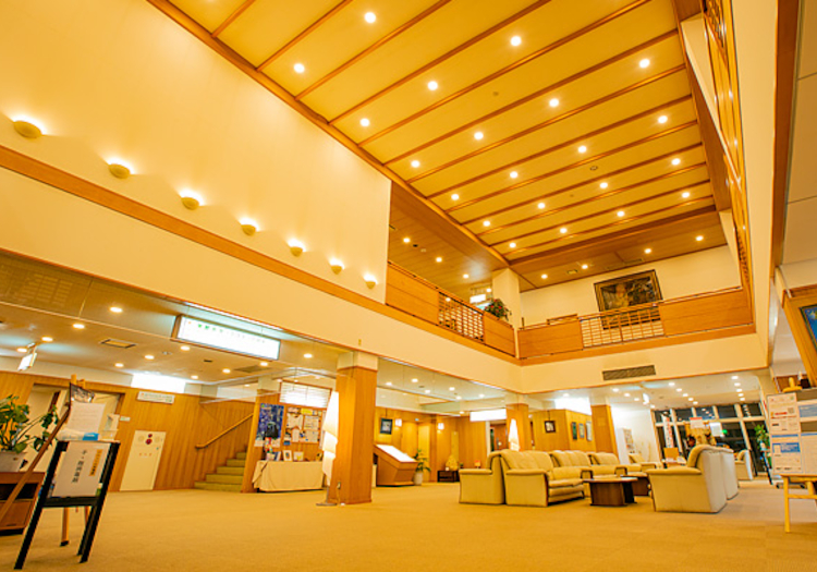 2つのホテルで、おもてなしの要となるポジションを募集！ 今回は「セイコーグランドホテル」「男鹿観光ホテル」の2つのホテルで、フロントスタッフ、接客サービススタッフを募集しています。心からの親切心と思いやりをもって接することができる方なら、経験がなくても大歓迎。地元出身者だけでなく、遠方から男鹿の魅力を知り、移住して働くスタッフもいます。姉妹ホテルが近くにあるので、スタッフ同士の交流もあり、明るく元気でアットホームな雰囲気が自慢です。困ったことがあればいつでも相談できる環境があるので、ぜひ安心していらしてくださいね。お待ちしています。