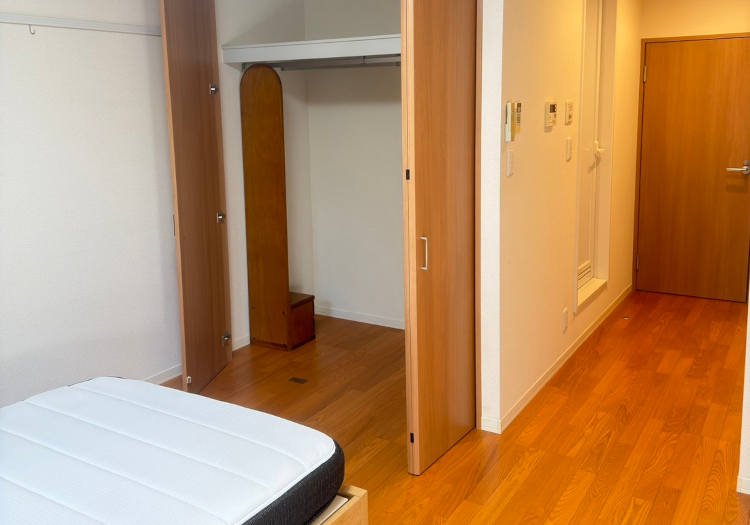 調理人の手作りの食事と、安心の寮完備。心に余裕を持って働けます。 働くスタッフの心身の健康を大切に考える当施設では、充実した生活支援を用意しています。毎日利用できる社員食堂では、自社の調理人が手作りする温かく栄養満点の食事が実質無料！また、本館から徒歩5分圏内に、単身寮・女子寮を完備しており、バストイレ・ミニキッチン・Wi-fi付き、さらに築10年以内と築浅です。女子寮はオートロック仕様でセキュリティも万全。月10,000円の寮費で生活コストを抑え、その分プライベートで趣味やご友人、ご家族との時間を満喫してください。落ち着いた環境で新生活そスタートできます。