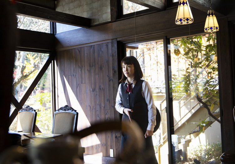 昇給・賞与年2回、年休115日！やりがいと働きやすさを両立。 「こんなに頑張ってるのにボーナスがない」「なかなか休みが取れなくて体が休まらない…」そんなお悩みを抱えている方、ぜひ当グループにお越しください。一流のおもてなし、サービスは、従業員自身が無理のない環境で、評価に満足できる環境でなければ継続できません。だからこそ、当グループでは頑張りに応じた昇給・賞与機会をそれぞれ年2回設けています。また、しっかりリフレッシュしながら仕事に集中できるよう、月9日休み・年休115日を確保。頑張りが正当に評価され、プライベートな時間も大切にできる環境です。