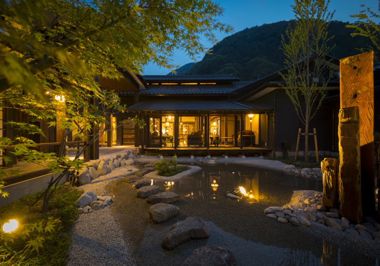 多角経営のグループならではの、充実した福利厚生も魅力。 様々な事業を手掛ける安定した経営基盤を持つ当グループだからこそ提供できる、手厚い福利厚生もポイント。毎日の賄いは無料、希望の方には施設内の客室を寮として使用する場合あり（寮費無料／詳細は別途お問い合わせください）、そのほか、住宅手当や家族手当、ライフステージの変化にも結婚・出産祝い金の支給、産前産後・育児休暇の取得など、安心して長く働いていただける環境を整えています。コロナの収束に伴い今後さらに需要増が見込まれる宿泊業界。せっかくなら安定した環境で、安心して働きませんか？お待ちしています！