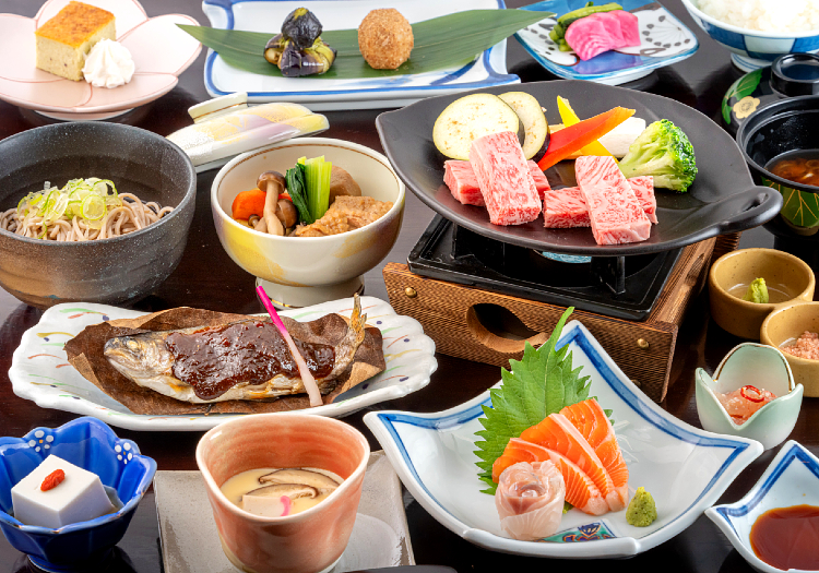 月5,000円～の寮や食事補助、引越費用補助など充実の福利厚生 各地で施設運営を手がける当社では、転居を伴って入社する社員も多数います。「温泉旅館業にチャレンジしたいけど、土地勘もないし…」そんな方のために、スムーズな転居を叶えられるよう、引越し費用のサポートや月5,000円～で住める寮もご用意しました。また寮ではなくご自身でお部屋を探す場合は一定の補助があります。他にも、業績や個人査定に応じ年2回の賞与支給、勤務中の食事は月4,000円の自己負担のみなど、固定費をサポート！また、半期に1回のフィードバック面談と人事評価制度で頑張りを評価し還元していきます。