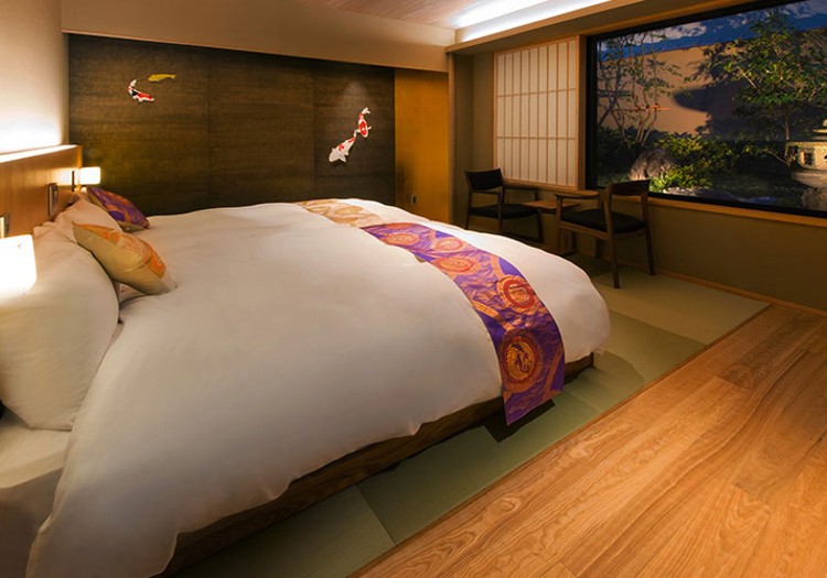 ガイドブック掲載・大手宿泊予約サイトからも高評価を得ています 「ホテルエスノグラフィー」は、京都を中心に展開している小規模コンセプトホテルです。”古く京を見守ってきた家屋を繕い　新たなものでも古都の風情に築き　末永く”をコンセプトに、京都の老舗に多く見られる軒行燈（のきあんどん）や提灯を取り入れたり、客室に佇む一つひとつの家具やアートにもこだわりを詰め込み、上質なサービスを提供し続けています。また、世界的に有名なガイドブックに2年連続掲載されたり、大手宿泊予約サイトでは常時9点以上の評価を保つなど、おもてなしにおいても高評価を得ています。