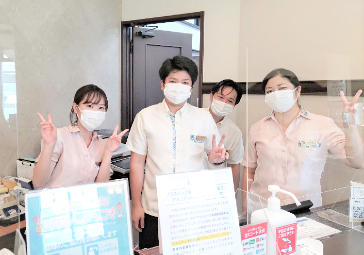 時給最大1,200円、昇給制度も！やりがいを実感できます。 ホテルのフロントスタッフは、24時間体制です。そのため、日勤シフトと夜勤シフトがあり、夜勤の場合は時給1,200円！日勤シフトと組み合わせて、月収17～18万円稼ぐことも可能なので、安定した収入を確保したい方もご安心ください。また、意欲やスキルに応じて昇給機会もあり。頑張りがしっかり評価される環境で、やりがいを実感しながら働くことができます。また英語や中国語などの外国語スキルをお持ちの方は時給アップも！海外からも多くの観光客が訪れる沖縄のホテルで、あなたのスキルを活かしませんか？