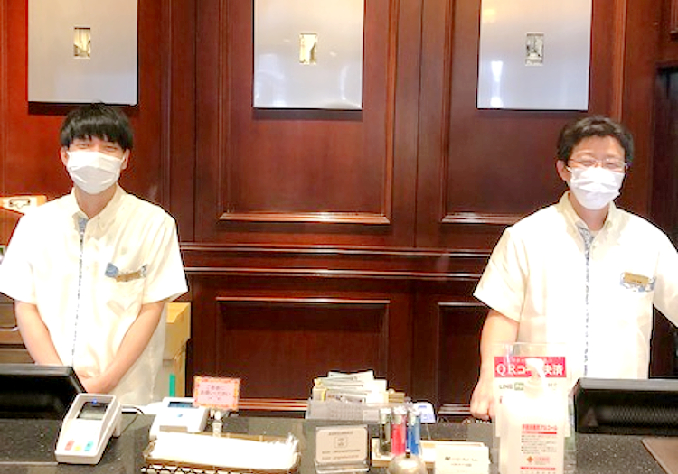 未経験からチャレンジOK！充実の研修・サポートで安心。 「ホテルの接客って難しそう…」そんなイメージをお持ちの方もいらっしゃるかもしれませんが、ご安心ください。ホテル勤務がはじめての方も安心してお仕事をスタートできるよう、入社後は挨拶をはじめ接客の基本からレクチャーします。その後ホテルシステムの操作方法や予約の取り方など実務を学び、チェックインやチェックアウト、電話応対など、少しずつお任せしていきます。周囲の先輩たちもしっかりサポートしますので、未経験の方もぜひご応募ください。未経験からホテル水準の接客スキルを身につけられる、貴重なチャンスです。