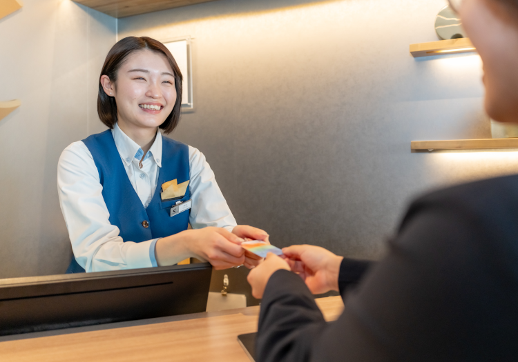 働くスタッフ一人ひとりが自由で、輝ける場所であるために 当社では企業理念やビジョンを実現するために、スタッフが心掛ける行動や考え方を明文化しています。働くスタッフ全員が、『自由で、ひとりひとりが輝き、ワクワクと成長実感のある旅をしているような』職場を目指しています。「旅の楽しさを体現する」ための連休制度、「模範的な行動・ふるまい」のための充実した研修制度、「人とのつながりを大切にする」ためのスタッフ同士のコミュニケーションツールの「Thanksカード」の活用など、7つの行動指針を中心に、上質なサービスを提供できるよう会社としても取り組んでいます。