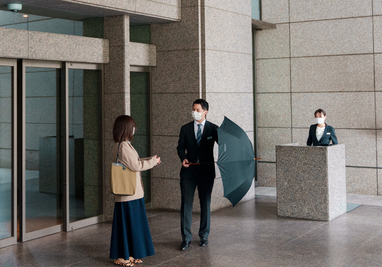 年間休日117日・特別休暇9日間・賞与年2回etc.時代にあった働き方を。 当ホテルでは部門問わず年間休日117日と、業界内でも休日数が多く、従業員が存分にリフレッシュできる時間を確保しています。また、月の休日9日間に加えて、特別休暇を別途9日間支給。旅行に出かけたり、友人や家族との時間に費やしたりと、プライベートと無理なく両立いただけます。「国内・海外ハイアットホテル無料宿泊制度」など、グループ基盤を活かした福利厚生も充実していますので、ぜひご活用ください。その他、日々の活躍は年2回の賞与できちんと還元。ホテルで長期的なキャリアを考える方も安心の待遇が整っています。