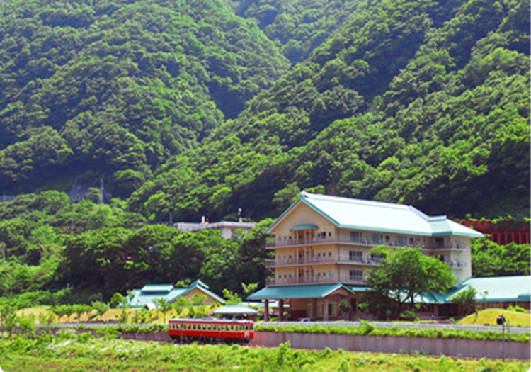  株式会社国富 年間休日105日。毎日温泉に入れる贅沢が味わえます。月1万円の寮あり