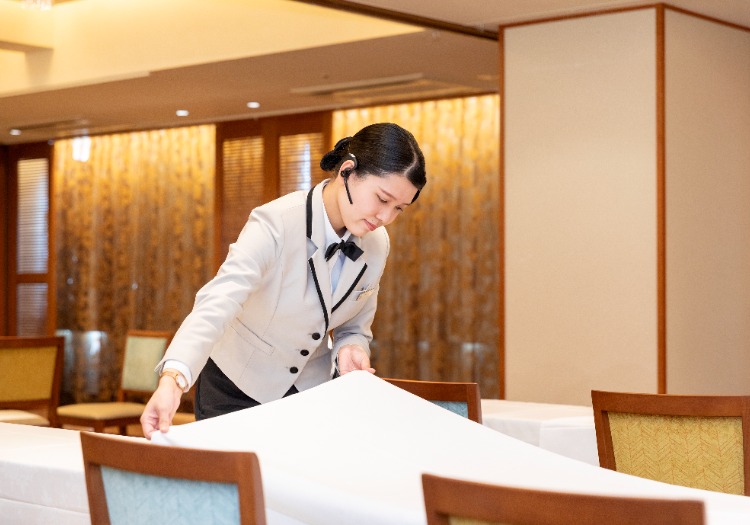 平均年齢34.2歳！若手社員とともに事業を育んでいます 歴史ある企業、業界の最高峰とも言われるサービスを提供している私たちですが、社員の平均年齢は34.2歳と、若手が第一線で活躍をしているのが特徴です。販売系などの異業界出身の方も数多く活躍しており、近しい世代のスタッフ同士がチームとして協力しあいながら、日々お客様の期待にお応えしています。また、会社の10年・20年後を社員全員で考えていくという風土も根付いており、ホテル運営やサービスには現場の声も反映されています。「心をこめる」を思う存分に体現することで、早期成長にも繋がります。