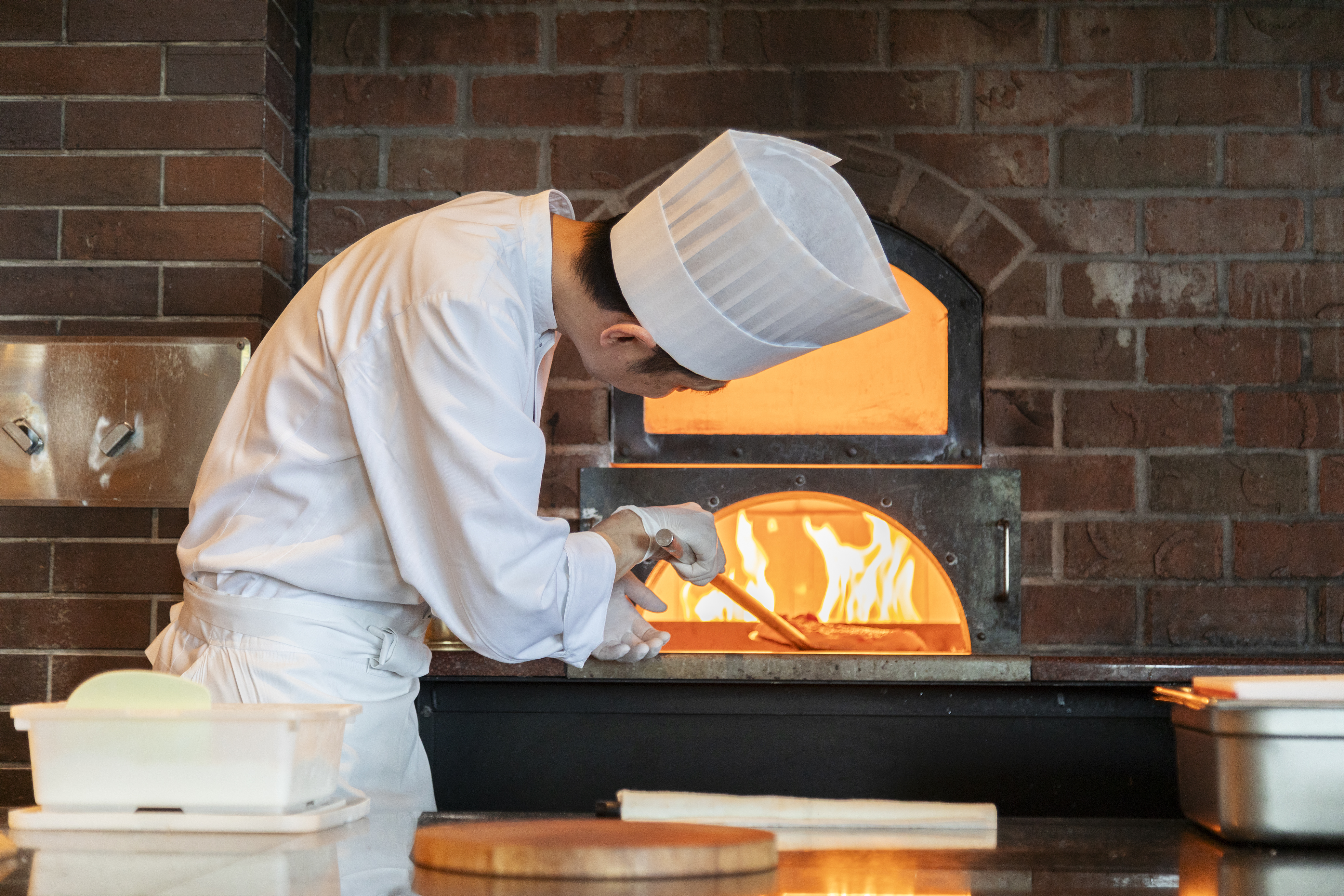 月額10,000円～の単身寮で、静岡でのキャリアをサポート 社員の新たなスタートを応援するためにも、月額10,000円（光熱費含む）から利用可能な単身寮も完備。各種設備が充実しているほか、アクセス面にも優れており、スムーズな入居が可能です。また、入社後研修はもちろん、役職に応じたフォローアップ研修も実施しており、新卒であっても入社3年目で役職者へのキャリアアップを叶えています。今後の事業展開にもよりますが、新規事業立ち上げの際には社内公募で立候補者を募るなど、年齢や社歴に関係なくチャンスが広がる環境ですので、静岡で新しくもより充実したキャリアを描けます。
