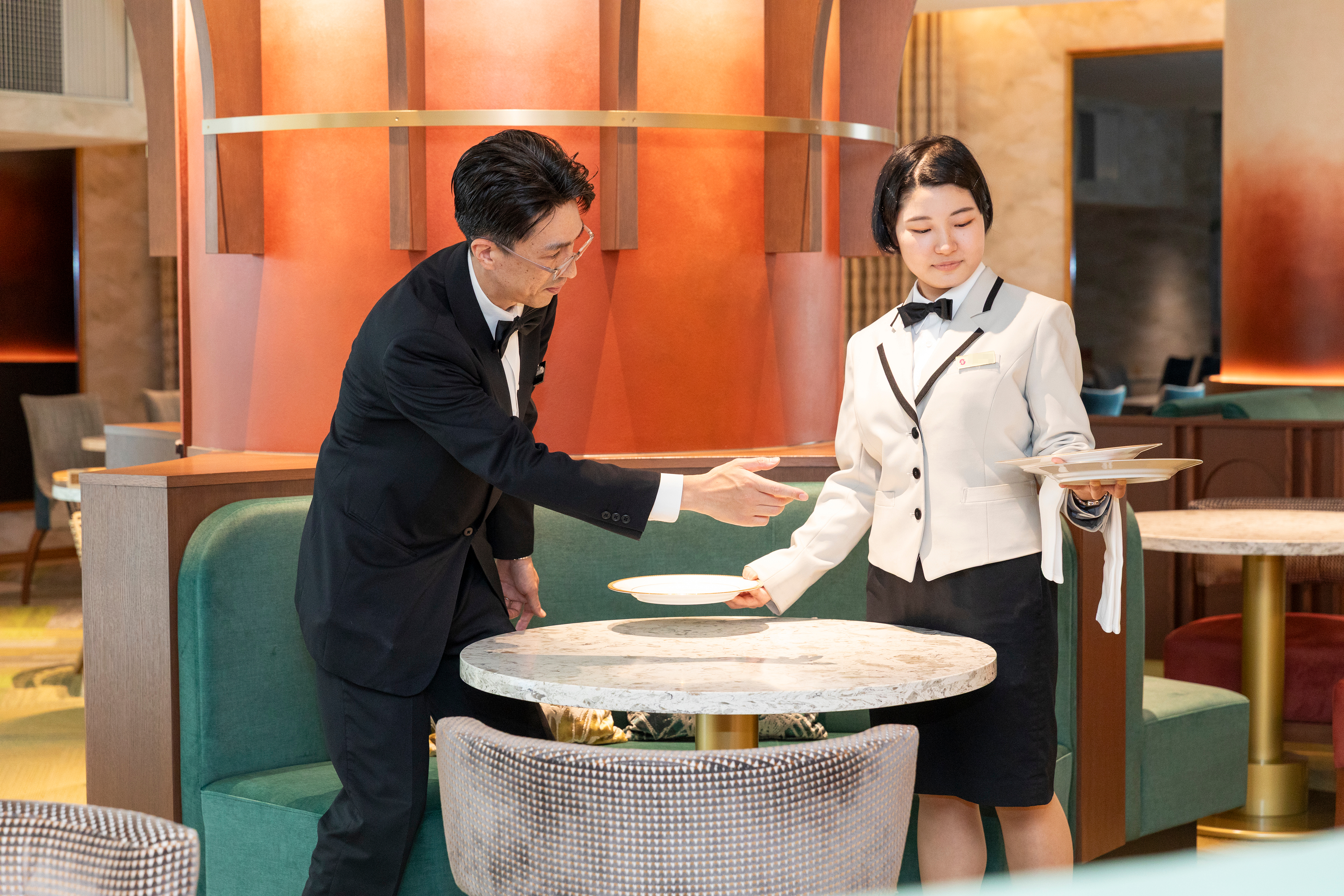 賞与年2回・手当＆福利厚生充実！大手ならではの安定基盤も魅力 地域密着の企業ながら社員数は総勢160名以上と、歴史の中で堅実に企業基盤を築き上げてきましたが、変わらず大切にしているのはスタッフ一人ひとりが力を発揮できる企業であり続けること。就業環境の見直し、賞与年2回や資格・役職などに応じて手当を支給するなど、待遇面も充実させています。また、資格取得支援制度や誕生日祝い、ニューヨークアパートメント利用制度など、各種福利厚生も取り揃えており、皆さんが長期にわたって安心して働ける体制を構築。ライフイベントを迎えても働き続けてくださる方も多くいらっしゃいます。