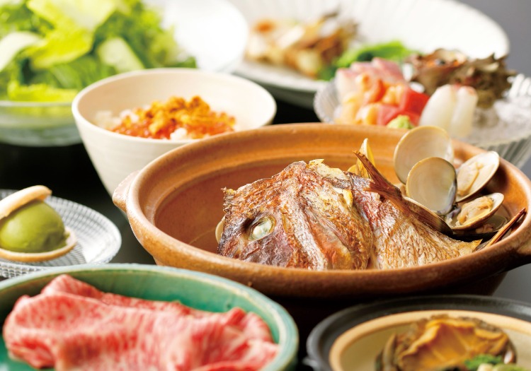 とらふく、瓦そば、高森和牛…。息づく食の魅力をとことん味わう 私たちは地元、山口県下関市の豊かな食文化をお届けしています。大きな特徴の一つは、白い身からじんわり溢れる味わいが魅力のとらふく料理を、たらふくお召し上がりいただけること。見た目も美しいふくさし（一枚引き）や唐揚げ、ちり鍋などをご用意しております。また、本物の瓦の上に茶そばを盛り付ける瓦そばは、コシのある細麺と料理長特製のだしの絡み合いが絶品です。さらに、究極の希少銘牛とも名高い高森和牛を、多数のコンクール受賞実績を持つ牧場から直接買い付けています。口どけが良く、まろやかな旨味が魅力のお肉です。