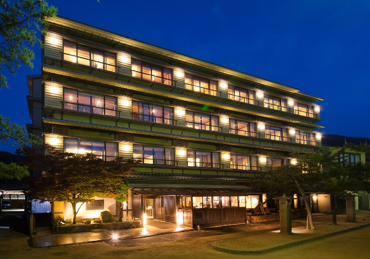 伝統を守りつつ、新しいことにも挑戦していきます 当社が運営する「錦水館」は、創業1902年の歴史ある温泉旅館です。老舗旅館には昔ながらの堅いイメージを持たれるかたも多いかもしれません。しかし、私たちが取り組むのは、伝統を守りながらも新しいことにチャレンジしていく宿づくりです。これまでも旅館の改装や新しいホテルのプロデュースなど、時代の流れやお客様のニーズに合わせ、おもてなしの形を変化させてきました。これからもお客様に愛され続ける宿を目指し、時代の変化に対応しながら、お客様に喜んでいただけるサービスをご提供していきたいと考えております。