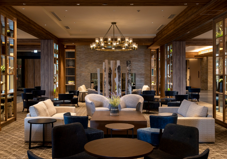 丁寧なサポート体制でスキルアップ！チャンスも多い職場です！ 当社のホテルにいらっしゃるお客様は、ご家族連れやグループなど様々。すべてのお客様にご満足いただける滞在をお届けするため、スタッフ同士のコミュニケーションを取りながら日々の業務にあたっています。当社では幅広い年代のメンバーが活躍しており、経験やスキルも多種多様です。未経験からスタートしたスタッフも少なくありませんが、当社では研修とサポートを丁寧に行なうので異業種からでも安心して現場に立てます。意欲的な方は大歓迎！一人ひとりにチャンスがある職場環境なので、自己研鑽を重ねステップアップを目指せます。