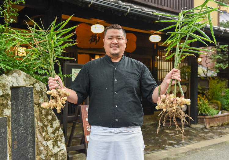 2023年9月オープン！食へのこだわりが実り、花開いた新たな挑戦の場。 目先の利益にとらわれることなく、着々と自家農園の規模を拡げ、お客様に喜んでいただける商品をスタッフ総出で手仕込みするなど、手間暇を惜しまない運営を続けてきた当社。そんなこだわりが評価され、巡り巡って、姉妹店Restaurant＆cafe「わろく屋」の開業に繋がりました。さらに、2023年9月1日には御客屋の食を表現するためのスペース「予祝」がオープン！部門の垣根を越えて意見を出し合いながら、宿一丸で新しい取組にも挑戦しています。職種は一切関係なく、従業員の視点やアイデアをどんどん反映しています。