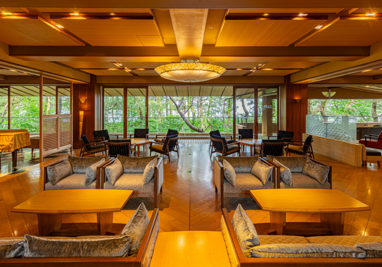 雄大な海の景色を堪能しながら、のんびり寛げる伊豆半島の温泉宿。 当社が伊豆半島で運営する2つの宿は、いずれも雄大な太平洋を眺めながらのんびりと寛げる癒やしの温泉宿。「海一望絶景の宿 いなとり荘」のバリエーション豊かな客室からは、船旅に出たかのような一面の大海原を堪能できます。さらに、海と一続きになっているのではと錯覚するような絶景の展望大浴場は宿一番の自慢です。「季一遊」は、松林越しに弓ヶ浜の白砂とキラキラ輝く太平洋が望め、木々のざわめきと潮騒が安らかなひと時を演出します。メゾネットスイートの離れ宿もあり、贅沢でプライベートな時間をお過ごしいただけます。