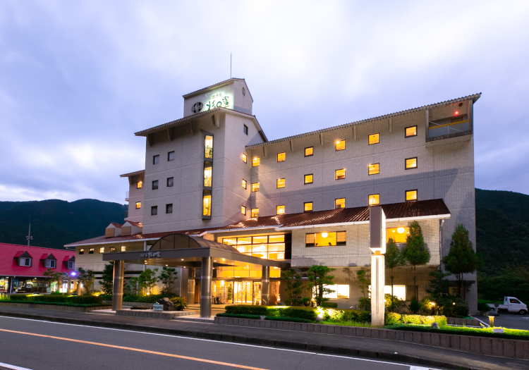 守る伝統と、攻めの姿勢。村の価値をアップデートし続けます。 私たちは、単に現状を維持するだけでなく、持続可能な地域づくりを目指して常に進化を続けています。SNSを活用した情報発信や、新しい体験プログラムの開発、宿泊業の展開など、当社の挑戦に終わりはありません。今後はさらに、国内外から訪れるゲストへ川上村の価値を届け、地域の活性化にも貢献していく予定です。変化を楽しみながら、自ら考え行動できる方と一緒に、この組織を盛り上げていきたいと考えています。村の伝統を守りつつ、新しい風を吹き込んでいただける方からのご応募を心よりお待ちしています。