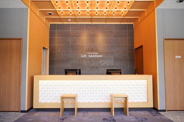 2023年春、高山にOPEN！「みんなでつくるホテル」です。 株式会社アットインでは、2023年春、岐阜・高山駅徒歩5分の好立地に「Hotel and Spa Gift TAKAYAMA」を開業いたしました。人気の観光エリア飛騨・高山の中心地に誕生したホテルは、地域・お客様・スタッフ、それぞれの意見やアイデアを反映しながら一緒につくりあげていく、「みんなでつくるホテル」です。ホテル名を公募で決めたり、ロゴマークを地元のデザイナーさんにコンペをお願いしたりするなど、新しい考え方を取り入れた地域密着型のホテルづくりは今も進行している最中です。