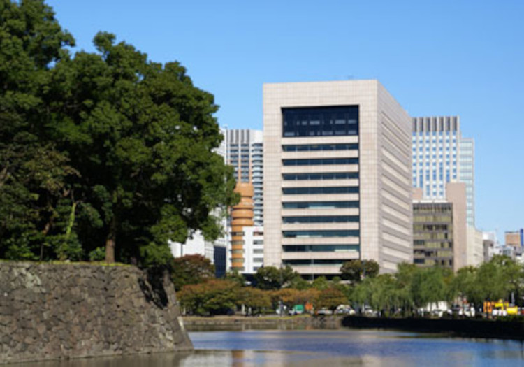 国家公務員共済組合連合会　東京共済会館 一橋徳川家の屋敷跡、皇居外苑の杜が広がる東京の中心で心あるサービスを。