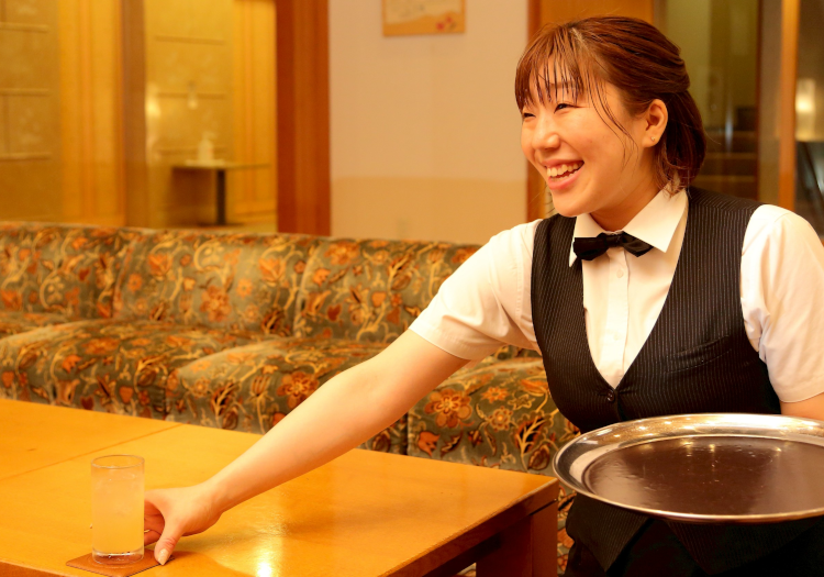 ライフワークバランス抜群の働きやすさを実現 休日が少ないイメージの宿泊業界ですが、当館は少数精鋭ながら、在籍スタッフから休日や勤務時間に対しての不満の声は一切ありません！残業時間はほどんどなく月平均5時間未満で、特別繁忙期でない限り、毎月の希望休は100％取得可能です。閑散期には公休13日になることもあり、連休も取得できるのでご友人やご家族で長期旅行に行くことも可能！少人数ならではの様々なことにチャレンジできる環境はそのまま、プライベートと仕事のオンオフをはっきりできる環境です。ライフワークバランスを大切にしながらキャリアを築きませんか？