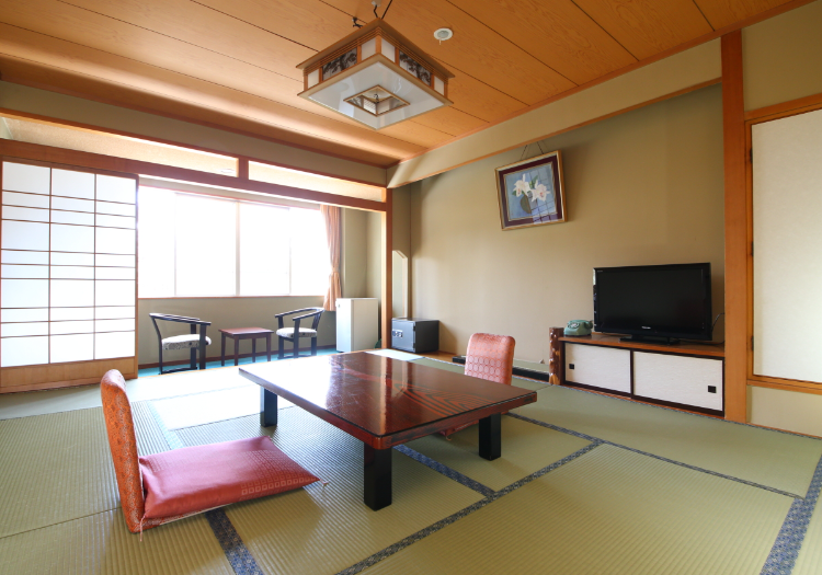 スタッフの負担を減らすための福利厚生が充実しています 当館で働きたいと思って頂ける方の負担を少しでも軽減できるよう、充実した福利厚生をご用意しています。旅館内の旧客室を社員寮として完備しているため遠方の方でも安心。寝具、テーブル、小型冷蔵庫、テレビ、Wi-Fi付で月10,000円と格安です！上限30,000円の引越し補助も出るので出費を削減。また、面接の際の交通費も支給します！見学も歓迎なので、少しでも興味があれば気軽にご応募ください。入社後は、資格取得支援制度、お子様の入学祝い（小学校～大学）など、さらに嬉しい制度が整っています。