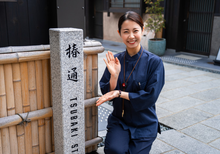 社員は20代・30代のみ！未経験から飛び込んだ異業種出身者も多数 当社は「おせっかい革命」をミッションに掲げ、「自分がされて嬉しいことを、お客様や仲間にもしてあげたい」という"おせっかい精神"を大切に成長を続けてきました。まだまだ新しい会社だからこそ、キャリアアップのチャンスが大いに広がっています。年次や経験にとらわれない自由な社風なので、「接客のスペシャリストになりたい」「経営幹部を目指したい」など、あなたの思い描く未来に進めます。当社の社員は20代・30代の若手のみで、異業種から転職してきたスタッフも多数活躍中！あなたのチャレンジもお待ちしています。