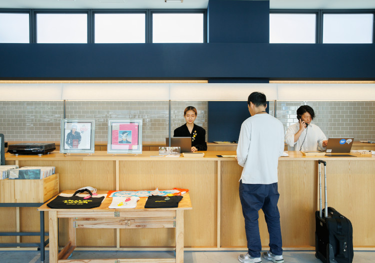 街に根付く文化を体験することで得られる感動価値を提供 サブカルチャーの街・下北沢にある「MUSTARD HOTEL」。目指すのは「泊まるだけじゃないホテル」。客室でレコードを聴けるなど、その町に根付く文化を体験することができます。また、2022年5月、神奈川県鎌倉市由比ガ浜に、邸宅型の新たなフラッグシップオーベルジュ「BIRD HOTEL」が誕生。“緑豊かなガーデンに、さまざまな鳥や人々が集まるような場所に”という願いが込められています。特別な日の食事や仲間との大切な語らいの空間をプロデュースしてきたからこそ提供できるウエディングを追求しています。