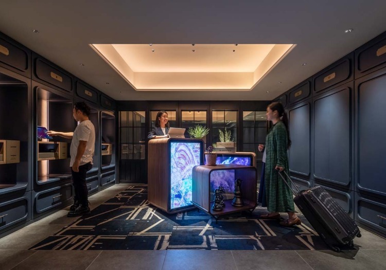 いつも何かが起きている場所。地域と旅行者をつなぐメディアとしての役割 「LIVELY HOTELS」の各施設では、常にイベントやフェアが行なわれています。施設内にギャラリーを設けてアーティストの展示を行なったり、地域の方を巻き込んだワークショップを企画したりと、単なる宿泊施設を超えた「地域と旅行者をつなぐメディア」としての役割を担っています。スタッフは日々の業務だけでなく、こうした企画や運営にも主体的に関わることが可能です。地域コミュニティとの交流も深めながら、常に新しい刺激が生まれる環境を作ることで、お客様に新鮮な発見と驚きを提供し続けています。