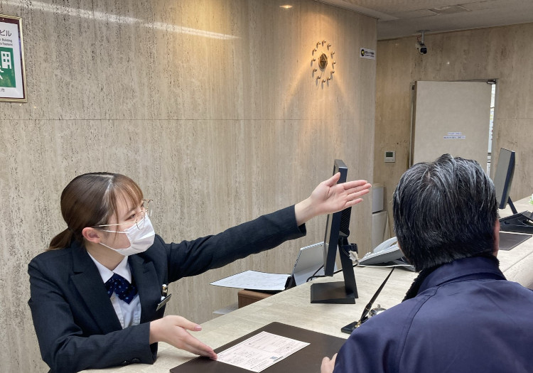 段階を踏んでステップアップできる体制を整えています 「宿泊業界で確かなキャリアを築きたい」「安心できる環境で成長したい」といった方にピッタリのステージをご用意しました。当社とホテルのさらなる成長・発展を目指し、幹部候補を目指したいという意欲のある方を積極的に採用したいと考えており（ナイトフロント職は除く）、そのための育成プランとフォロー体制をきちんと整えています。一般職やサブマネージャーといった現場経験もしていただきながら、上司が伴走し成長をバックアップ！穏やかで和気あいあいとした雰囲気の職場なので、ぜひあなたらしく伸び伸びと活躍してください。