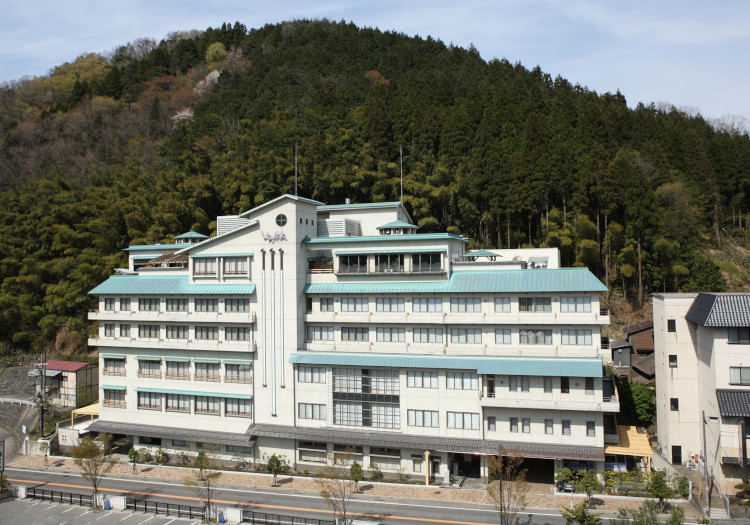 兵庫県美方郡の温泉街に立つ、情趣を感じる公共の宿。 全但バス「湯村温泉営業所」より徒歩1分、JR「浜坂駅」より車で約15分の距離に立つ「ゆめ春来」。客室数は全43室と、こぢんまりとした施設ながら、研修・講演・会議など様々な用途に対応できる特別会議室、大会議室をはじめ、旬の食材を贅沢に使い、会席や鍋など豊富なメニューを揃えた料理、疲れた体を癒してくれる大浴場、露天風呂などの設備も充実。組合員、公務員の方やそのご家族のご利用がメインとなりますが、おもてなしの精神を大切に、お客様に笑顔でお帰りいただくことを意識した接客を心がけています。