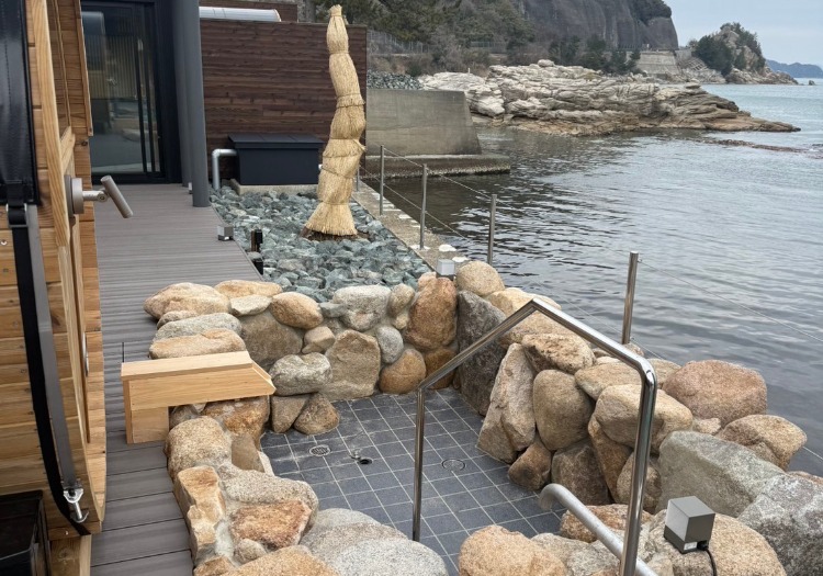 「浜つづり」から、次の挑戦が始まる。京都での宿泊施設展開へ 2025年6月、私たちは京都に新たなリゾートヴィラ「浜つづり」をオープンしました。京都で宿泊施設を開業するのは当社初となるほか、その特徴も今まで大阪で運営してきたホテルと異なり、独自のコンセプトを有しています。「浜つづり」は汐汲浜の目の前にあり、全6室と小規模ながらも、その分徹底して客室やアメニティ、そして接客の質を高めることによって、一人ひとりのお客様にここでしか味わえない非日常体験を提供する場所となっております。また「浜つづり」を皮切りに、今後も京都で新しい宿泊施設の開業を計画しています。