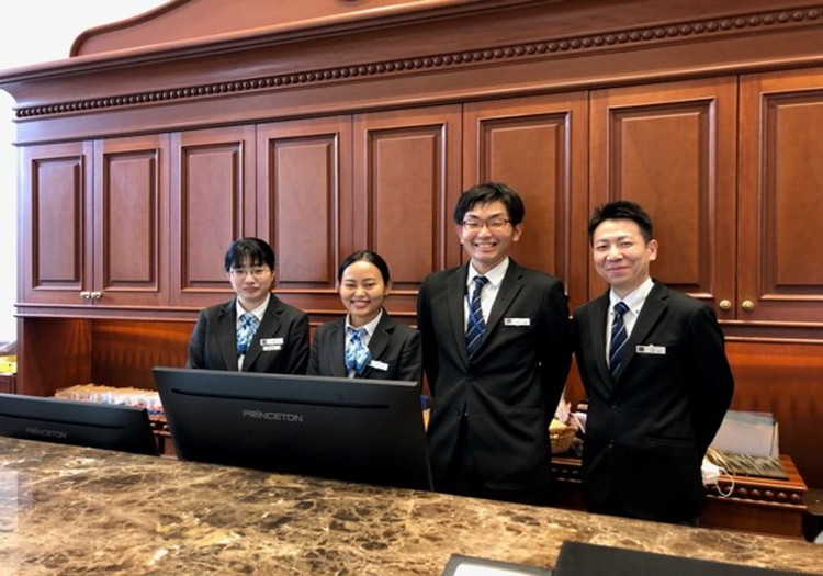 月9日休み＆残業月平均10hでしっかりリフレッシュ。働きやすさも魅力。 なかなか休みが取れない職場環境に、お悩みの方もいらっしゃるかもしれません。当社では、ホテルを訪れるお客様に高いレベルのおもてなしをご提供するには、スタッフ自身がしっかりと休息を取って疲れを癒し、仕事だけではなくプライベートの充実も叶えられる環境が大切だと考えています。そこで公休は9日に設定し、全員がしっかり休める環境を整えました。残業も月平均10～20hと少なめです。勤務時は一人ひとりのお客様に寄り添い、休日は自分の好きなことを思いっきり楽しむ。メリハリのある毎日を送れる環境で成長することができます。