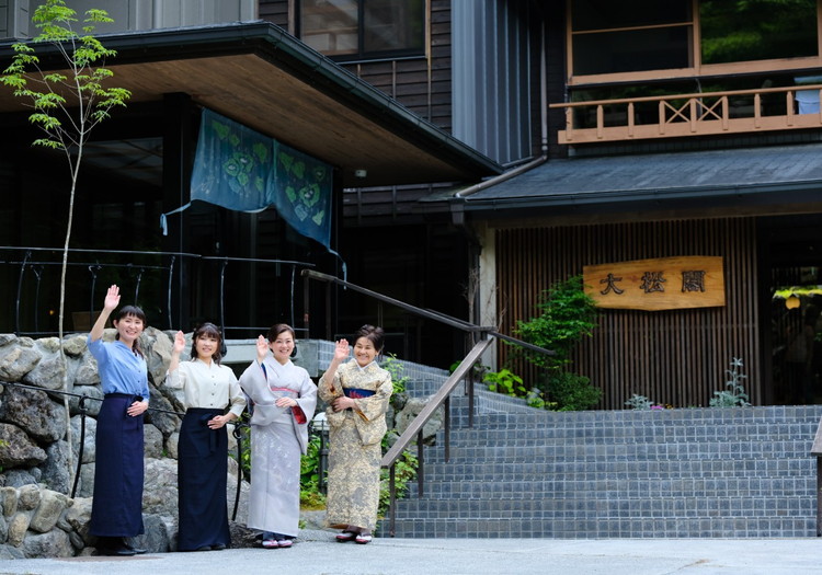 非日常を感じられる環境で、お客様の心を癒せるやりがいを感じられます！ 当社は「木になる郷」をコンセプトに、お客様が自然に身を委ねられる癒し空間をご提供しています。当社の接客スタイルはマナーを守りつつも、全19室の小さな一軒宿の特徴を活かした気さくな対応を心がけること。お部屋食をご提供する際は、同じお客様のお部屋に複数回入るので、会話に花を咲かせることも楽しみのひとつに。さらに、季節に合わせてメニューを見直す会席料理、談話・読書ラウンジ、ヴィラタイプの高級離れなど、都会の喧騒を忘れられるおもてなしもご用意。お客様との距離が近い接客をしたい方にもぴったりな環境です。